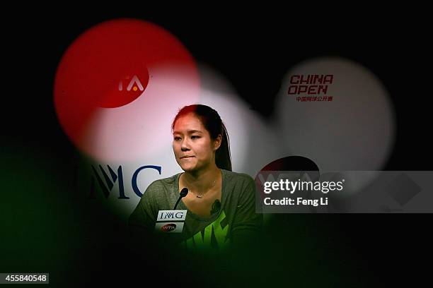 Li Na Injured 60 Li Na Announces Her Retirement Due To Knee Injuries Stock Photos ...