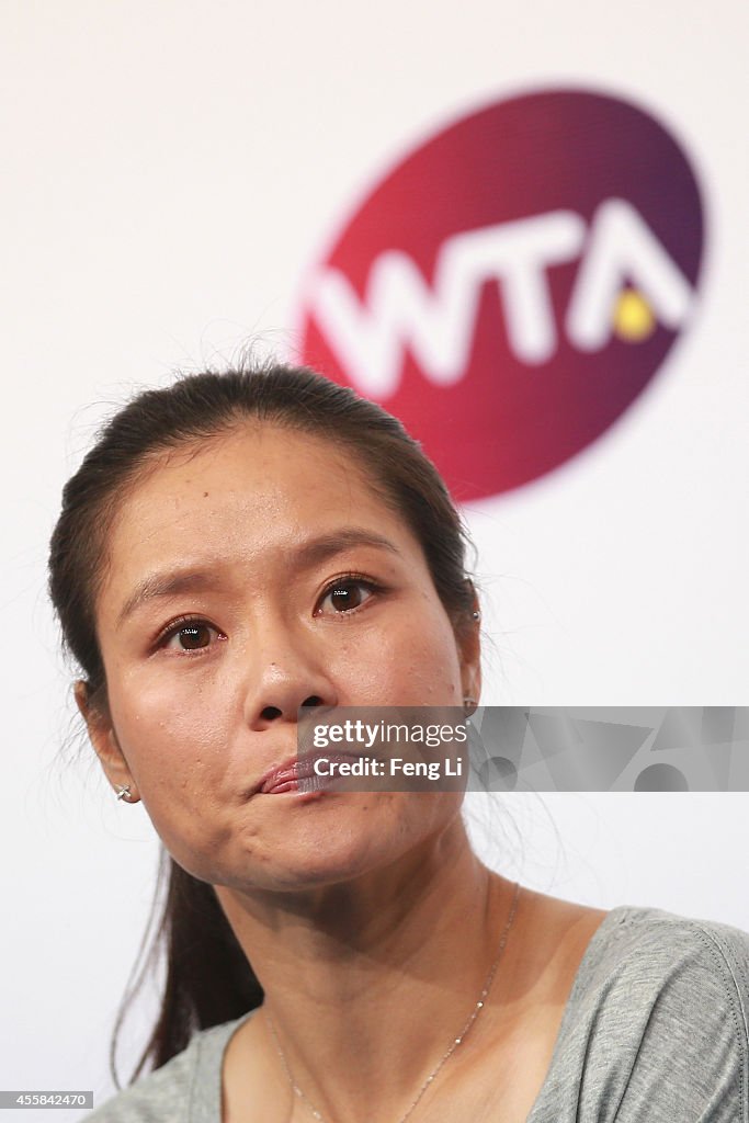 Li Na Injured Chinese tennis player Li Na speaks during her retirement press... News ...