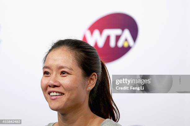 Li Na Injured 60 Li Na Announces Her Retirement Due To Knee Injuries Stock Photos ...