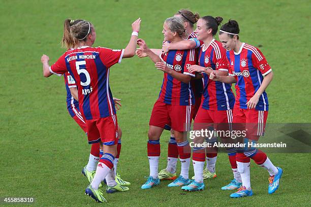 Vanessa Buerki of Muenchen celebrates scoring the 2nd team goal with her team mates during the Allianz Frauen-Bundesliga match between FC Bayern...