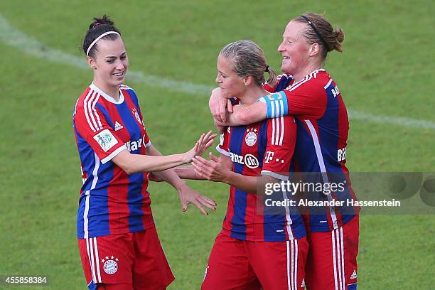 Vanessa Buerki of Muenchen celebrates scoring the 2nd team goal with her team mates Melanie Behringer and Viktoria Schnaderbeck during the Allianz...