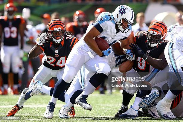 Jackie Battle of the Tennessee Titans is pursued by Adam Jones of the Cincinnati Bengals and Robert Geathers of the Cincinnati Bengals during the...