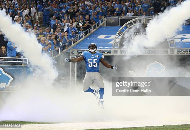 Stephen Tulloch of the Detroit Lions runs onto the field during player introductions prior to the start of the game against the Green Bay Packers at...