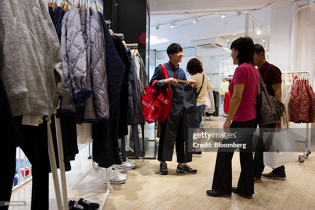 Customers Shop Inside A Cheil Industries 8 Second Store