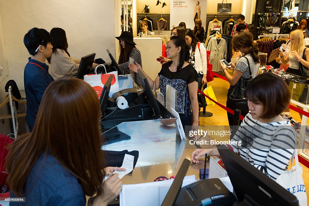 Customers Shop Inside A Cheil Industries 8 Second Store