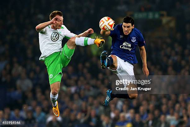 Maximilian Arnold of VfL Wolfsburg and Gareth Barry of Everton compete for the ball during the UEFA Europa League Group H match between Everton and...