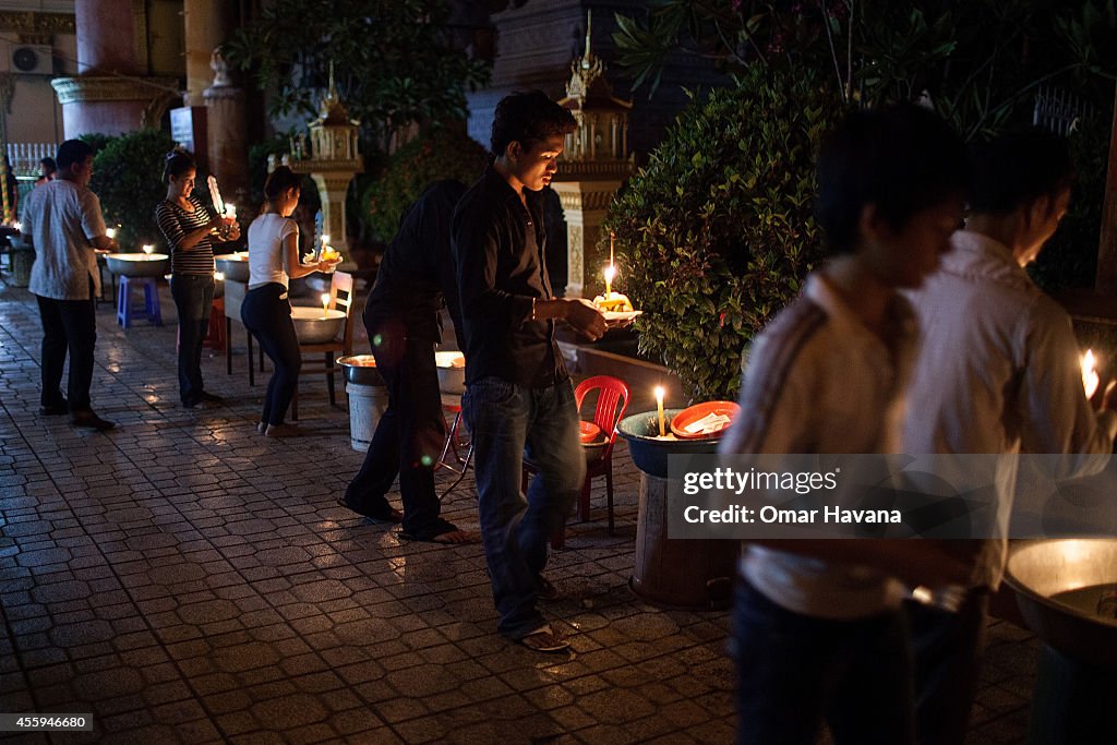 Enthusiasts Gather For Pchum Ben Festival