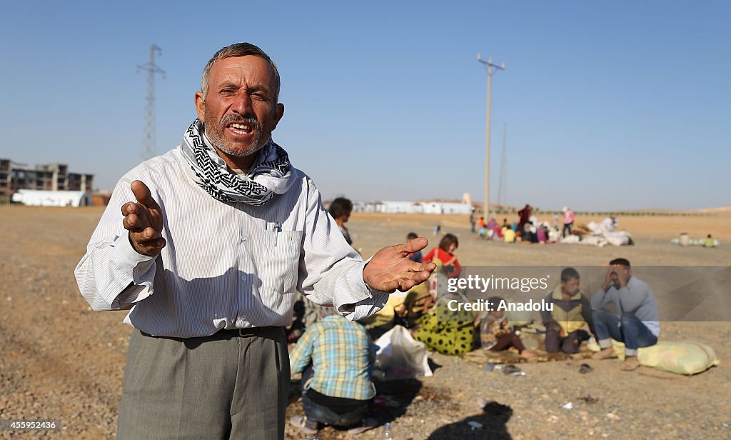 Syrians wait to pass through Tukish border in Sanliurfa