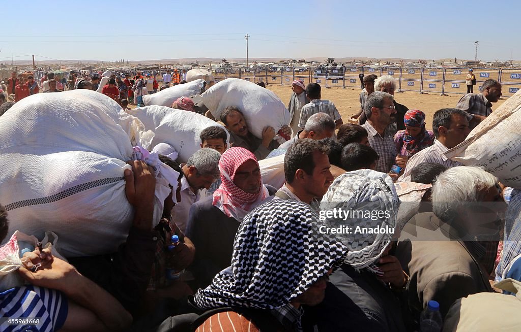 Syrians fled from clashes continue to cross into Turkey