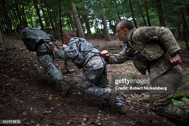 94 Soldier Climbing Rope Stock Photos, High-Res Pictures, and Images ...