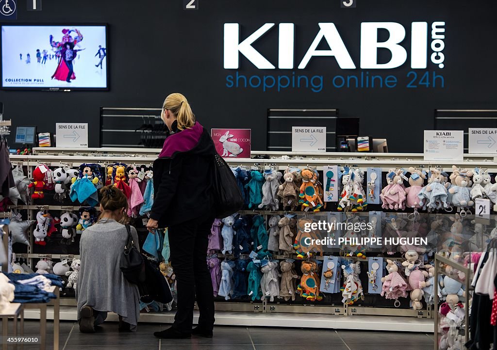 Comprometido considerado Encantador Customers look at clothes in a shop of French clothing company Kiabi...  Fotografía de noticias - Getty Images