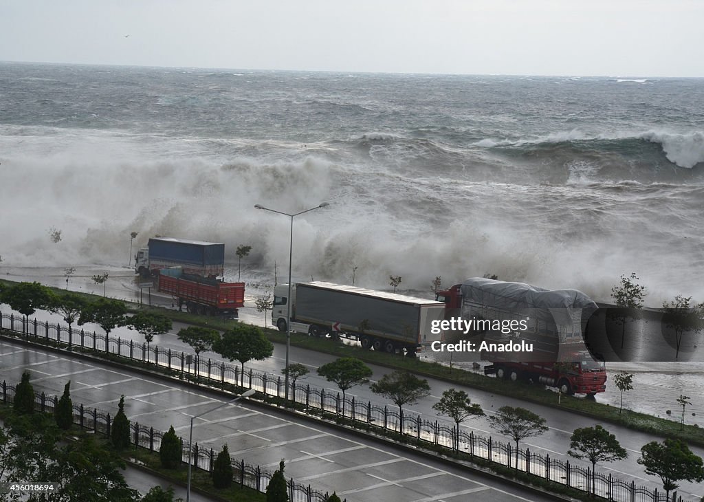 Big waves cause highway closures in northern Turkey