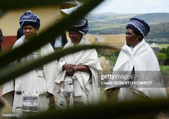 Tembu South African woman belonging to the Thembu clan arrive in Mvezo, to ...