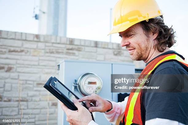 técnico de línea de alimentación usando tableta - suministro de energía fotografías e imágenes de stock