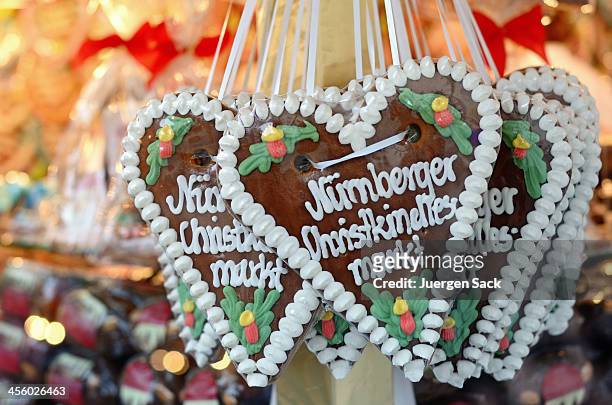 lebkuchen-herzen (lebkuchenherz) im nürnberger weihnachtsmarkt - nuremberg stock-fotos und bilder