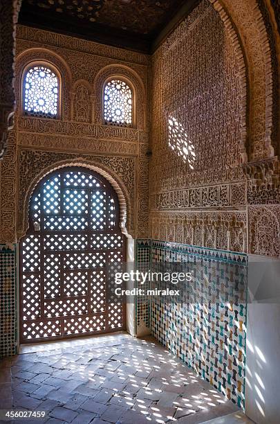 detalhe da decoração de parede decorada no palácio de alhambra em granada - granada spain landmark - fotografias e filmes do acervo