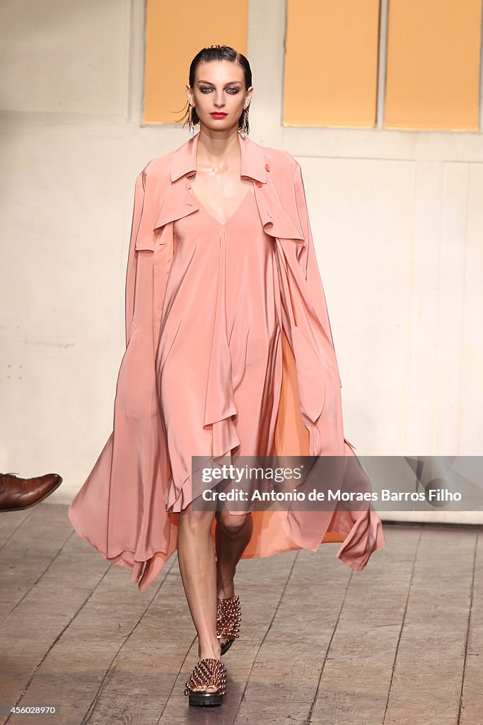 Cedric Charlier : Runway - Paris Fashion Week Womenswear Spring/Summer 2015