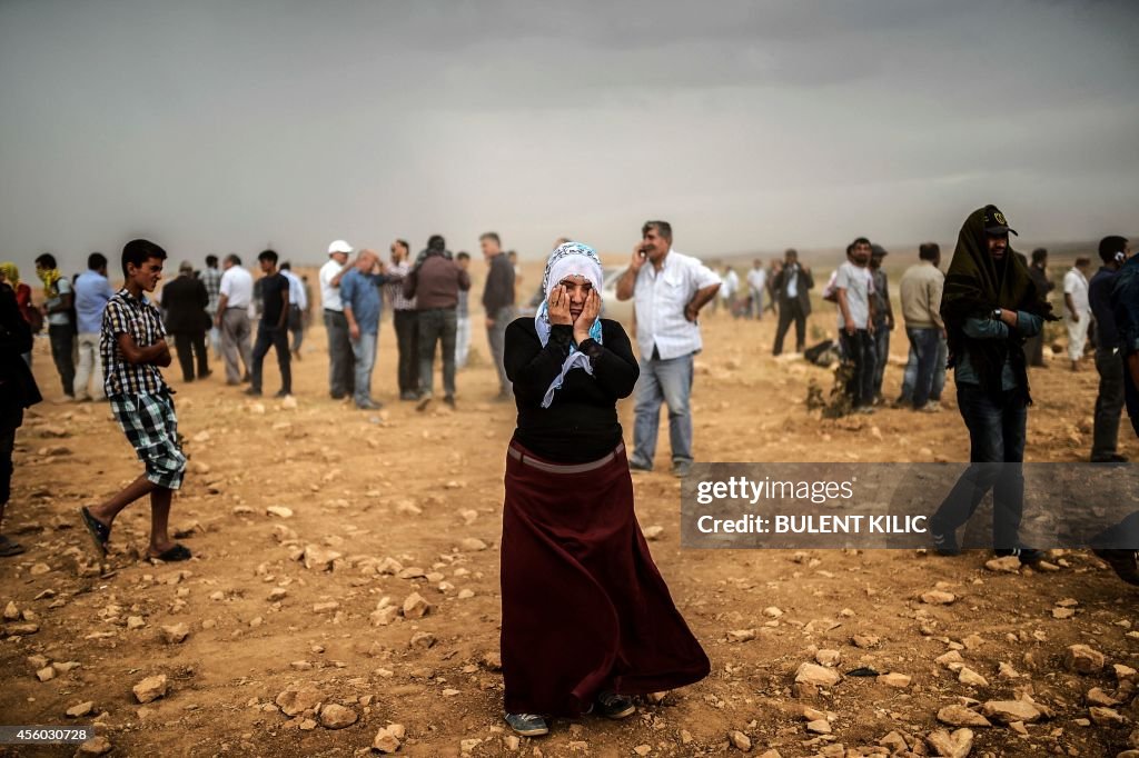 TOPSHOT-TURKEY-SYRIA-KURDS-REFUGEES