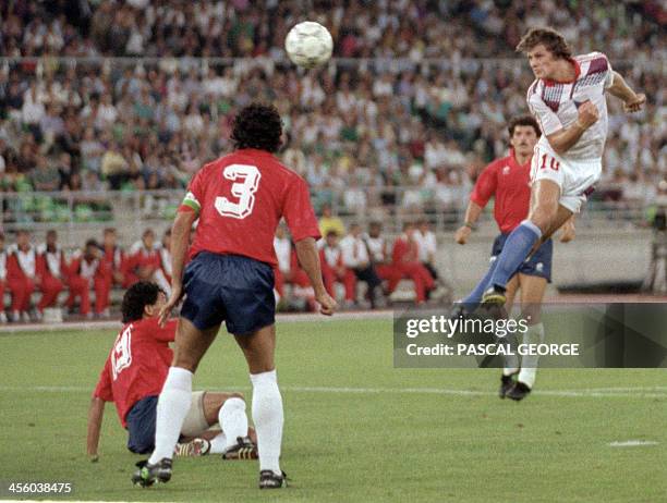 Czechoslovakian forward Tomas Skuhravy scores a goal on a header past Costa Rican defenders during the World Cup second round soccer match between...