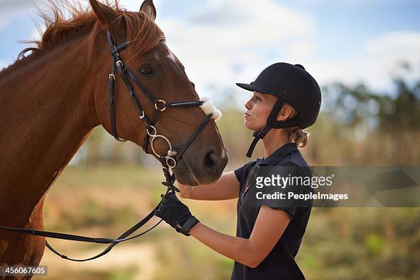 wir kümmern uns um ihr bester freund - 1 woman 1 horse stock-fotos und bilder