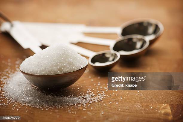 tablespoon filled with granulated sugar - bowl of sugar stockfoto's en -beelden