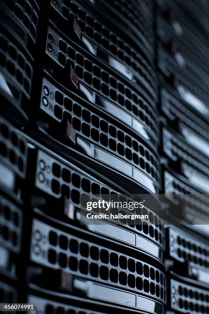 rackmounted servern in einem data center - supercomputer stock-fotos und bilder