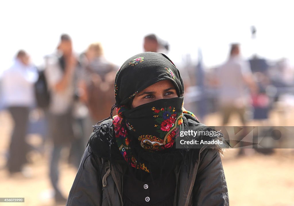 Syrian Kurds fleeing from clashes crossing into Turkey