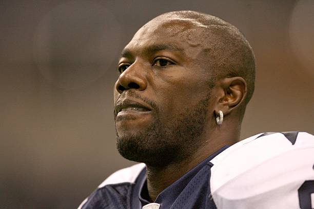Terrell Owens of the Dallas Cowboys participates in warm-ups before a game against the Green Bay Packers on November 29, 2007 at Texas Stadium in...