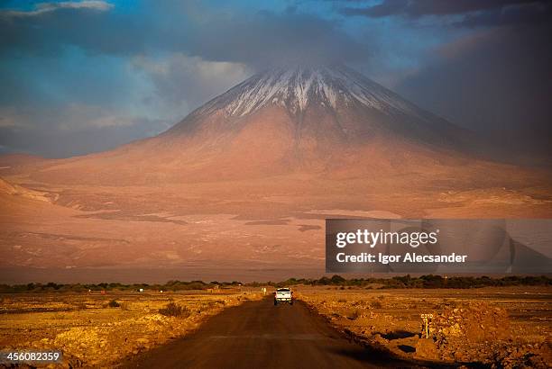 on the way to volcano licancabur - san pedro de atacama stock-fotos und bilder