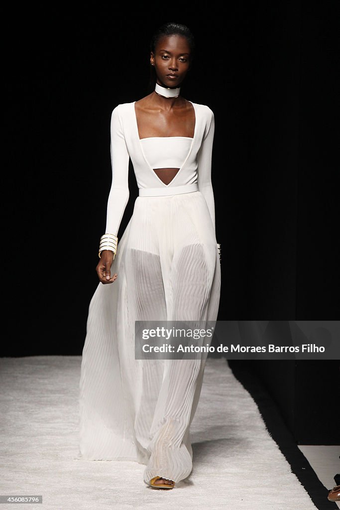 Balmain : Runway - Paris Fashion Week Womenswear Spring/Summer 2015