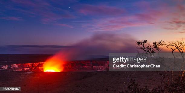 halemaumau crater, hawaii volcanoes national park - hawaii volcanoes nationalpark stock-fotos und bilder