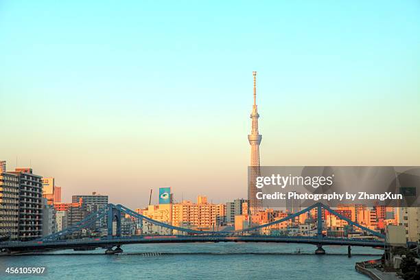 tokyo skyline of tsukishima at sunset - rivière sumida photos et images de collection