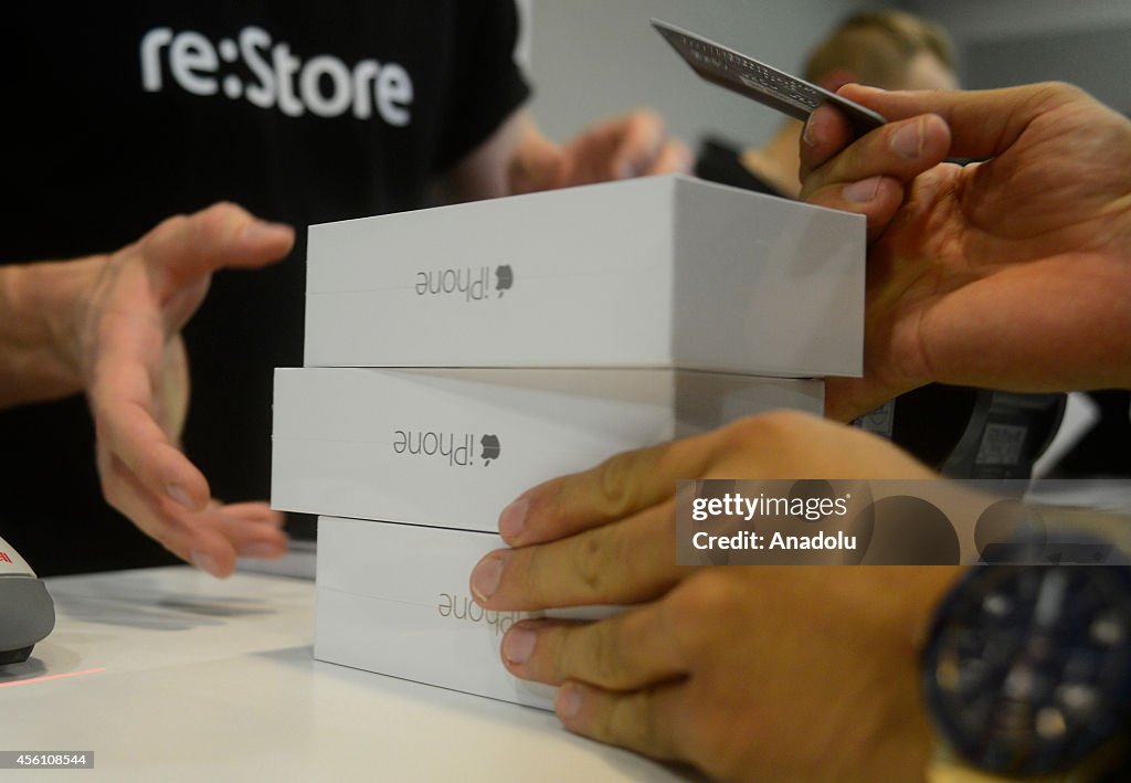 IPhone 6 and iPhone 6 Plus retail sales begin in Russia