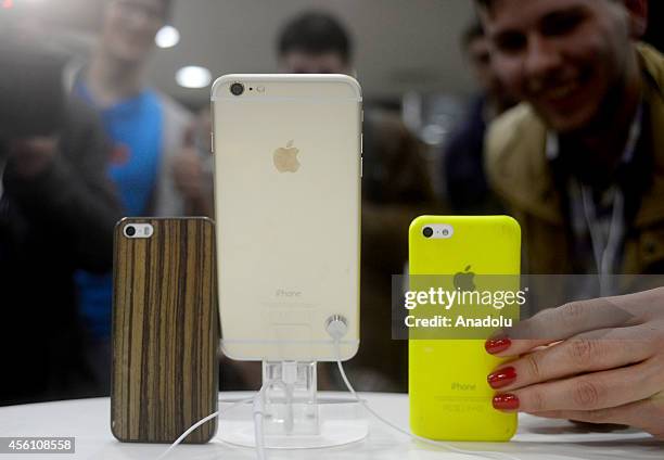 Customers compare the size of iPhone 6 Plus and iphone 5s at re:Store,Europeisky Shopping Mall as iPhone 6 and iPhone 6 Plus retail sales begin in...