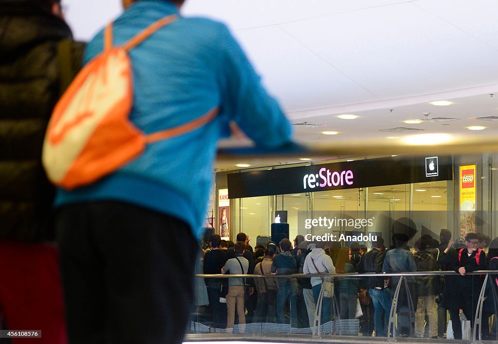 IPhone 6 and iPhone 6 Plus retail sales begin in Russia