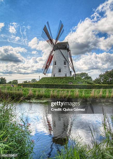 working mill - netherlands windmill stock pictures, royalty-free photos & images