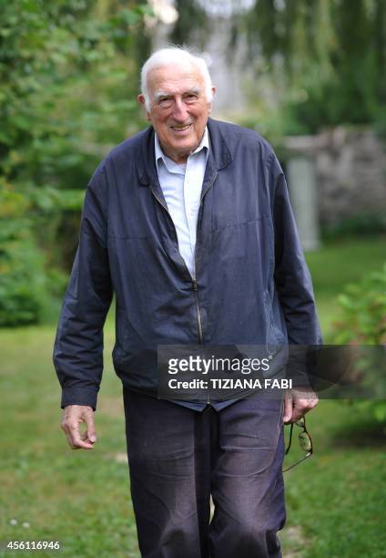 French founder of the Communaute de l'Arche Jean Vanier, poses at home on September 23, 2014 in Trosly-Breuil. AFP PHOTO / FRANCOIS LO PRESTI