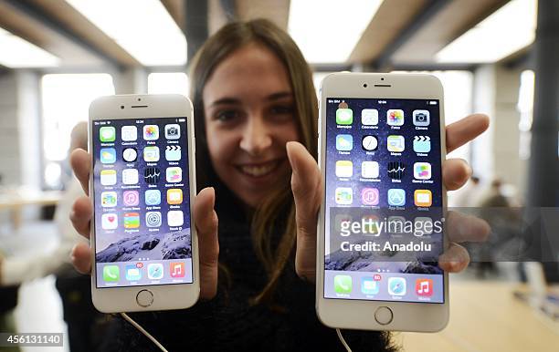 Customer shows the new products of Apple, iPhone 6 and iPhone 6 Plus, at an Apple Store in Madrid, Spain, on September 26, 2014. The iPhone 6 and...