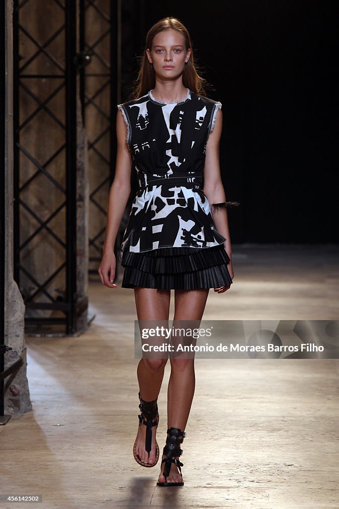 Isabel Marant : Runway - Paris Fashion Week Womenswear Spring/Summer 2015