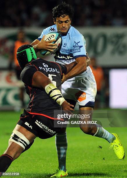 Bayonne's winger Martin Bustos Moyano vies with Toulouse's second row Patricio Albacete during the French Top 14 rugby union match between Aviron...