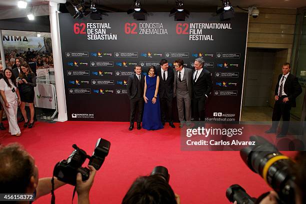 Actors Josh Hutcherson, Claudia Traisac, Carlos Bardem, Benicio del Toro and director Andrea Di Stefano attend "Murieron Por Encima De Sus...