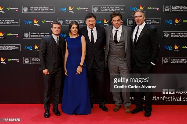 Actors Josh Hutcherson, Claudia Traisac, Carlos Bardem, Benicio del Toro and director Andrea Di Stefano attend "Murieron Por Encima De Sus...