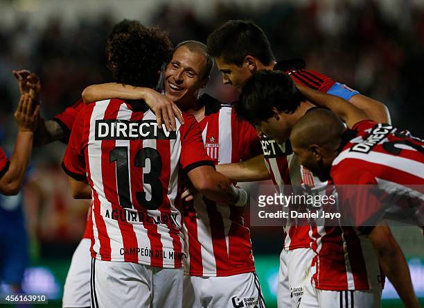 Matias Aguirregaray, of Estudiantes, celebrates with teammates after scoring during a match between Estudiantes and Velez Sarsfield as part of ninth...