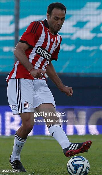 Leandro Desabato, of Estudiantes, plays the ball during a match between Estudiantes and Velez Sarsfield as part of ninth round of Torneo de...