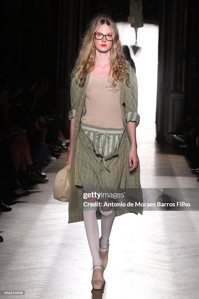 Vivienne Westwood : Runway - Paris Fashion Week Womenswear Spring/Summer 2015