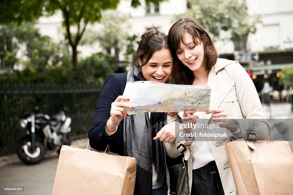 Turista niñas en las calles de la ciudad de París