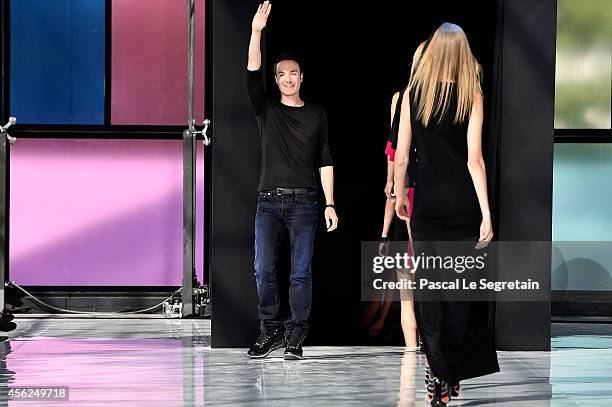 Fashion designer Maxime Simoens acknowledges the applause of the audience after the Maxime Simoens show as part of the Paris Fashion Week Womenswear...