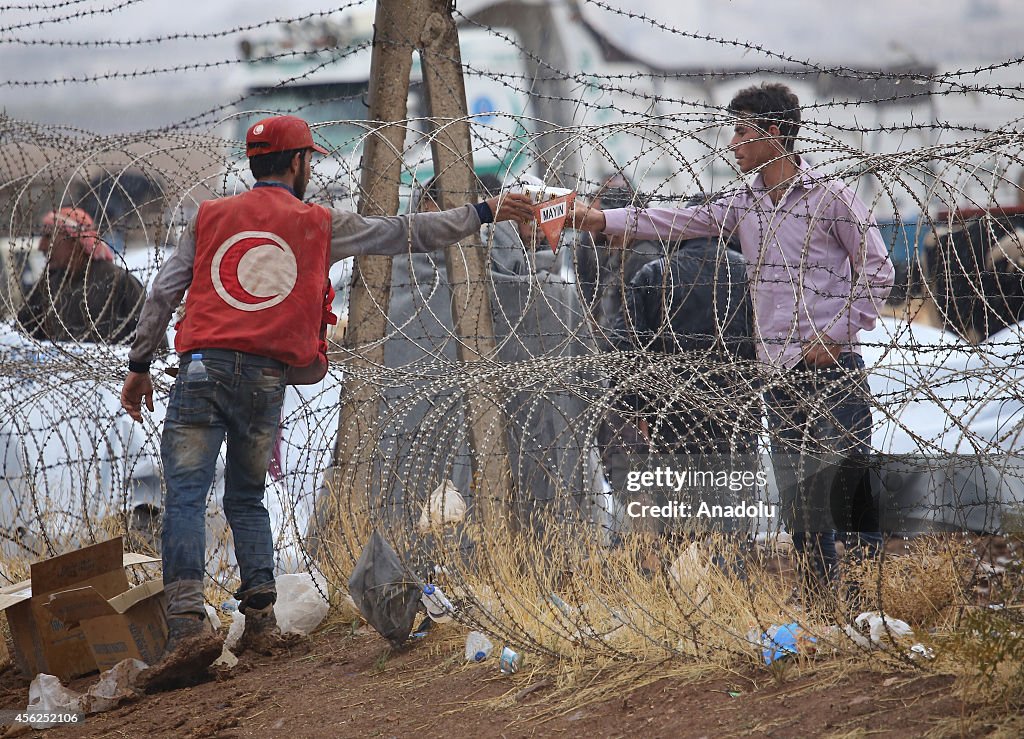 Syiran Kurds' waiting at Turkey's Yumurtalik border crossing in Sanliurfa