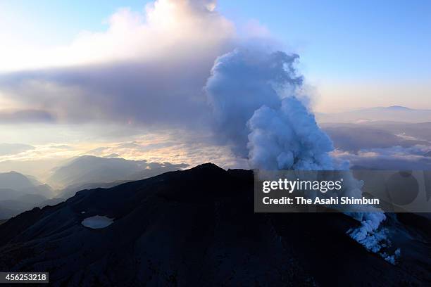 Monte Ontake 2014 Eruption Of Mount Ontake Photos and Premium High Res Pictures ...