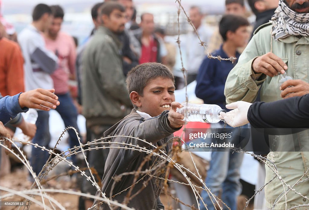 Syrian Kurds' waiting at Turkey's Yumurtalik border crossing in Sanliurfa